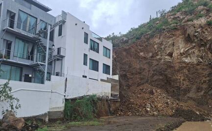 Deslave de cerro en Cabo San Lucas provoca movilización de autoridades; no hay personas heridas
