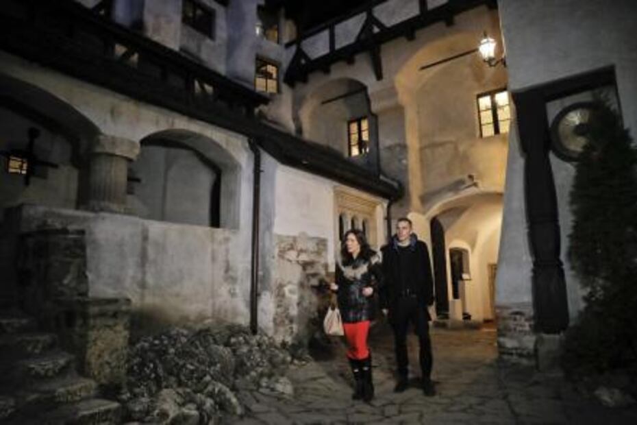 Pasan noche de Halloween en "castillo de Drácula"