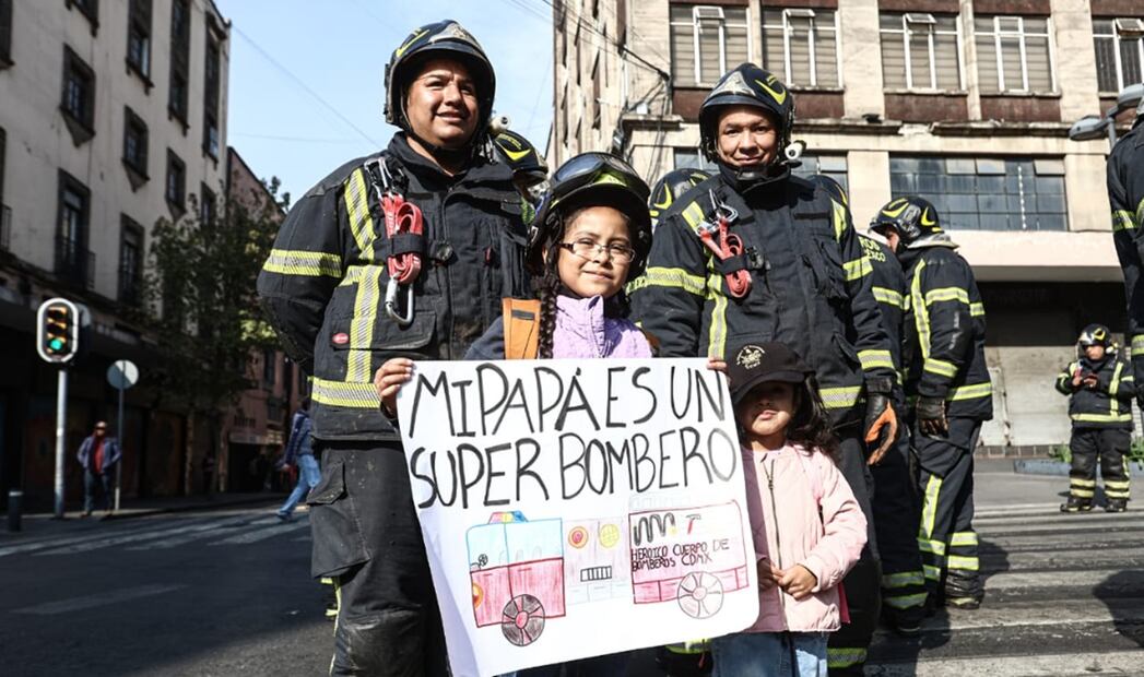 Desfile de bomberos en la Ciudad de México. Foto: Gabriel Pano/EL UNIVERSAL