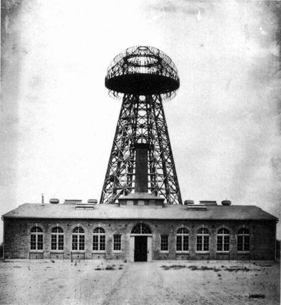 La Estación Inalámbrica de Wardenclyff, más conocida como la "Torre de Transmisión Tesla" en Nueva York fue un proyecto de Nikola Tesla para transmitir energía y telecomunicaciones, inconcluso por diferencias con J.P. Morgan, quien financiaba el proyecto. Wikimedia Commons.