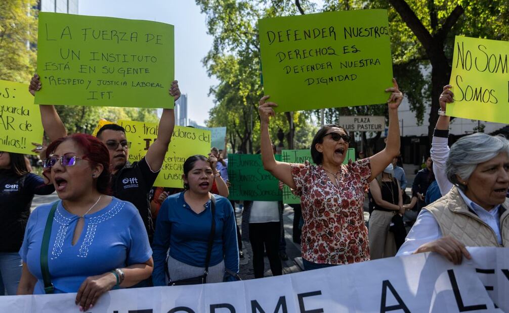 Ante extinción del IFT, trabajadores protestan en el Senado; acusan que no hay mesas de diálogo para una transición. Foto: Hugo Salvador/EL UNIVERSAL