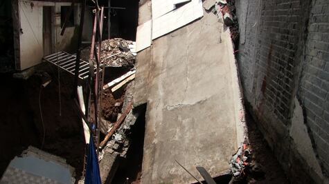 Lluvias reblandecen suelo en Uruapan, Michoacán; colapsa una vivienda