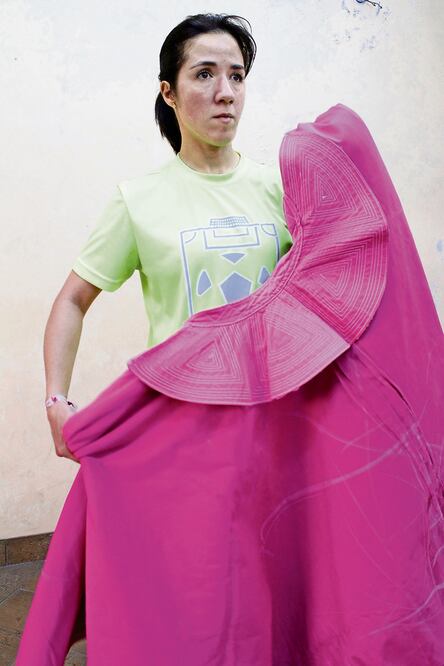 Hilda, durante su sesión de toreo de espejos, la cual es parte fundamental de sus entrenamientos (FOTOS. CARLOS MEJÍA. EL UNIVERSAL)