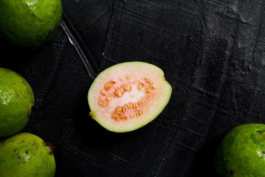 La guayaba se puede comer sola, en jugos, licuados y más. C. Foto: Freepik