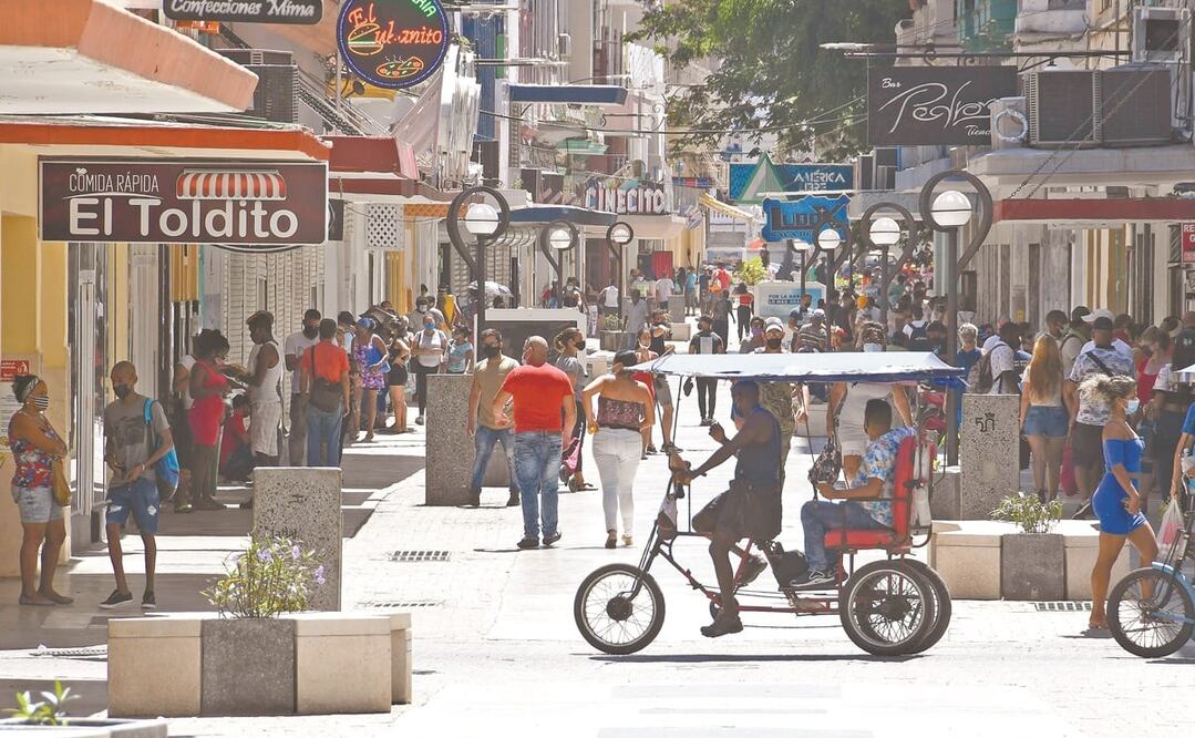 Personas en La Habana. El gobierno criticó las sanciones de EU. Foto: JOAQUÍN HERNÁNDEZ. EFE