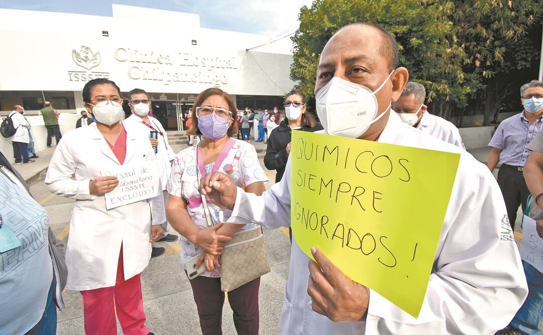 Químicos protestaron en la clínica del ISSSTE en Chilpancingo para exigir la aplicación de la dosis, pese a no estar en el área Covid. Foto: Salvador Cisneros. EL UNIVERSAL