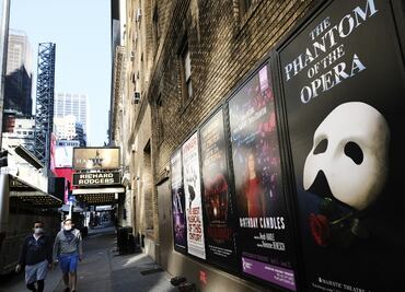 Teatros en Broadway ya no exigirán el uso de cubrebocas