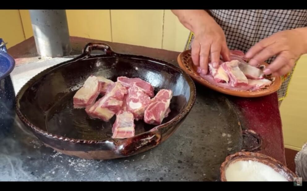 El guisado que Doña Ángela prepara en Navidad en su rancho