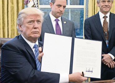 Trump firma decreto que pone fin al TPP