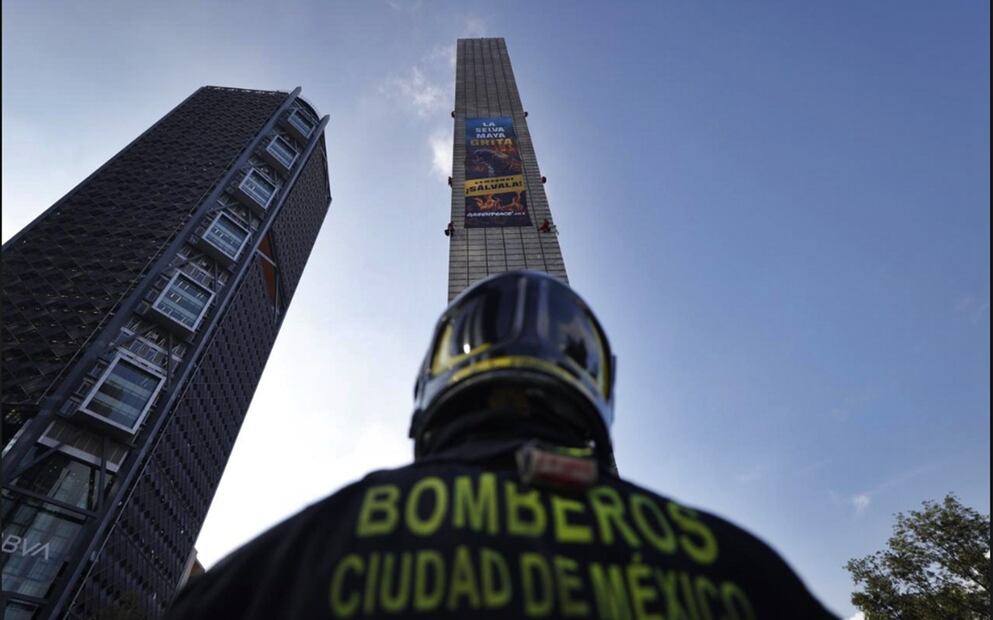 Nueve activistas de Greenpeace escalaron 70 metros de la Estela de Luz para desplegar una manta con la leyenda: “La Selva Maya grita, Semarnat ¡Sálvala!” en la Ciudad de México, el martes 23 de septiembre de 2025. Foto: Diego Simón/EL UNIVERSAL