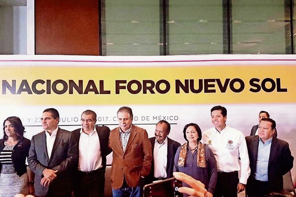 La líder del PRD, Alejandra Barrales (izq.); Silvano Aureoles, Vladimir Aguilar; Jesús Ortega, Alejandro Sánchez Camacho y Amalia García, durante la reunión de la corriente Foro Nuevo Sol. (TOMADA DE @JESUSORTEGAM)