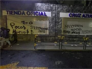 Aficionados de Cruz Azul grafitean instalaciones tras la derrota ante América