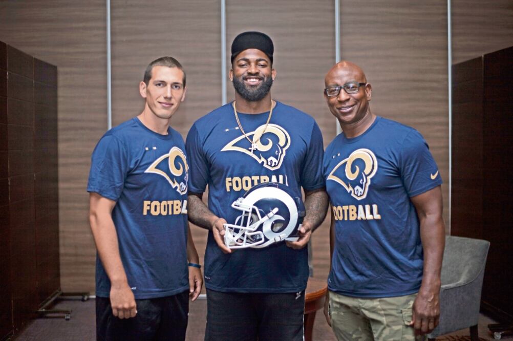 Michael Brockers, flanqueado por Luis Pérez y Eric Dickerson (ALEJANDRO ORELLANA. EL UNIVERSAL)