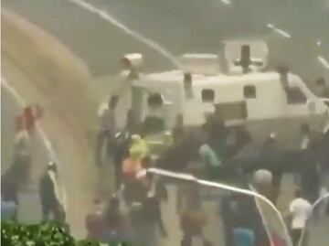 Captan cuando tanqueta atropella a manifestantes en Venezuela
