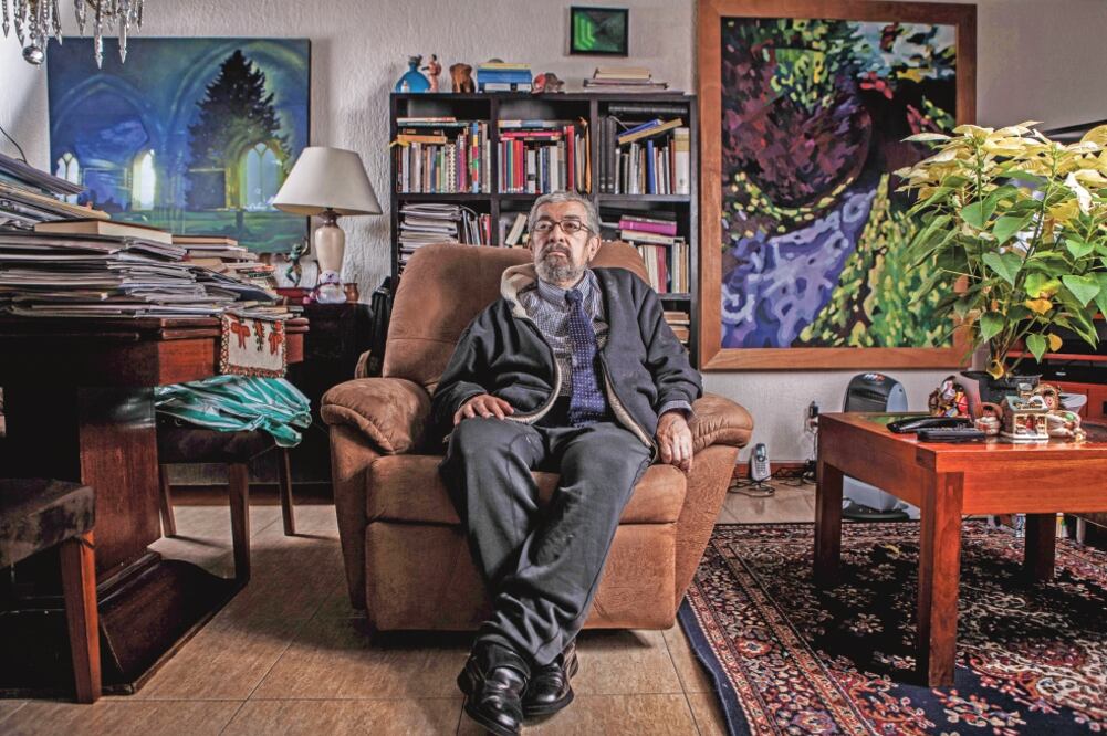 En la imagen, tomada el 21 de diciembre de 2014, el escritor, maestro y crítico literario Huberto Batis, posa en su casa, en medio de sus libros y archivos. (ARCHIVO. EL UNIVERSAL)