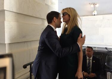 El incómodo abrazo de Marco Rubio a Ivanka Trump se vuelve viral