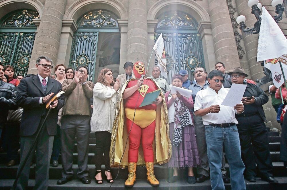 En las escalinatas de la Asamblea Legislativa, Súper Barrio declaró que las acusaciones contra su organización son falsas (ARCHIVO EL UNIVERSAL)