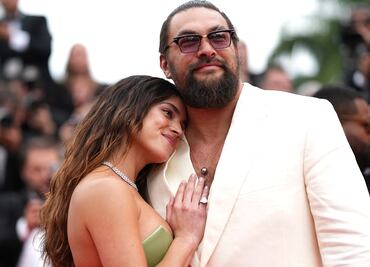 Jason Momoa y Adria Arjona presumen su amor en Cannes; derrochan miel en alfombra roja