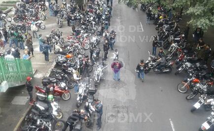 Protestan frente a Semarnat contra verificación de motos