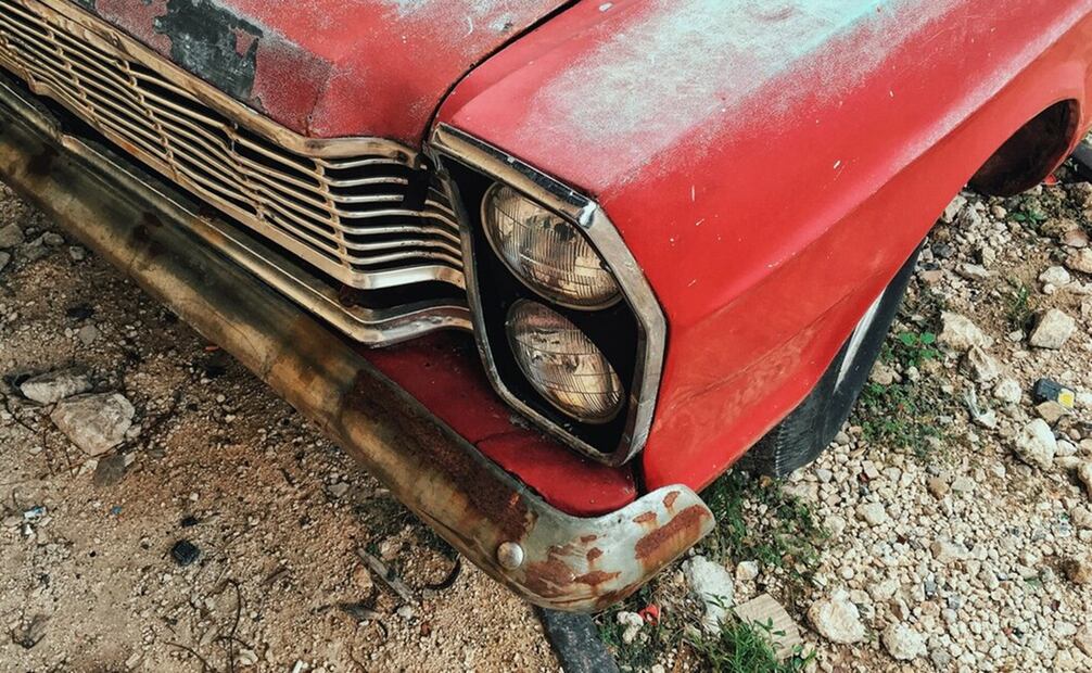 El óxido en la carrocería del auto advierte sobre la falta de cuidado. Foto: Freepik
