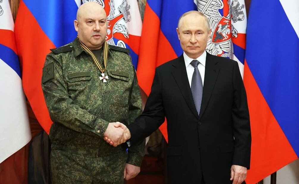 El presidente ruso, Vladimir Putin y el general Sergei Surovikin. Foto: EFE