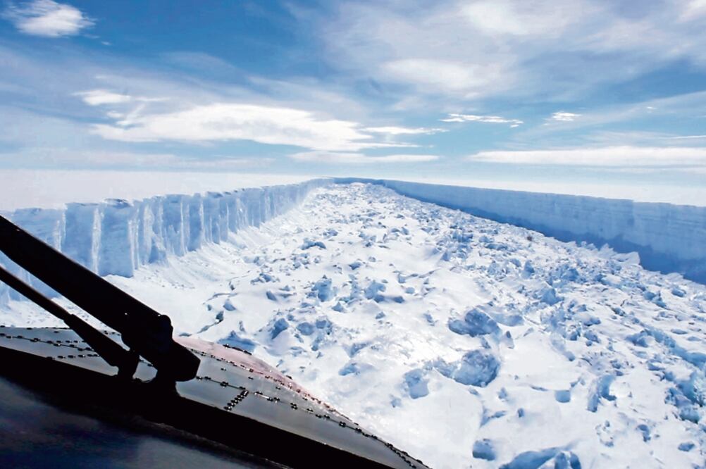 Una foto de febrero del segmento Larsen C de la Antártida, del que se desprendió un iceberg de un billón de toneladas. (AP)