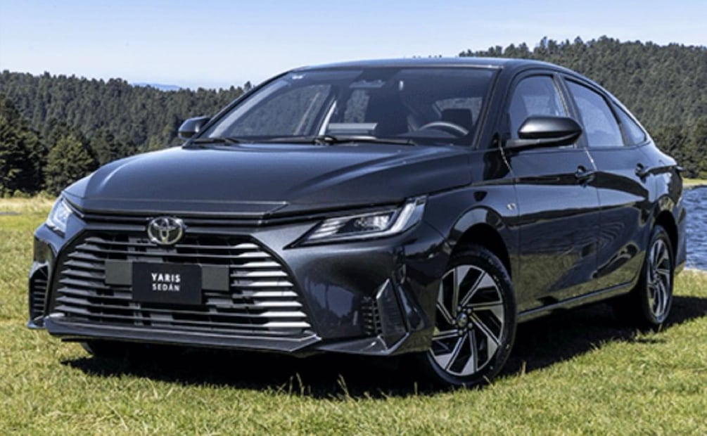 El Yaris Sedán HEV 2026 tiene un motor de combustión interna y uno eléctrico. Foto: Toyota México