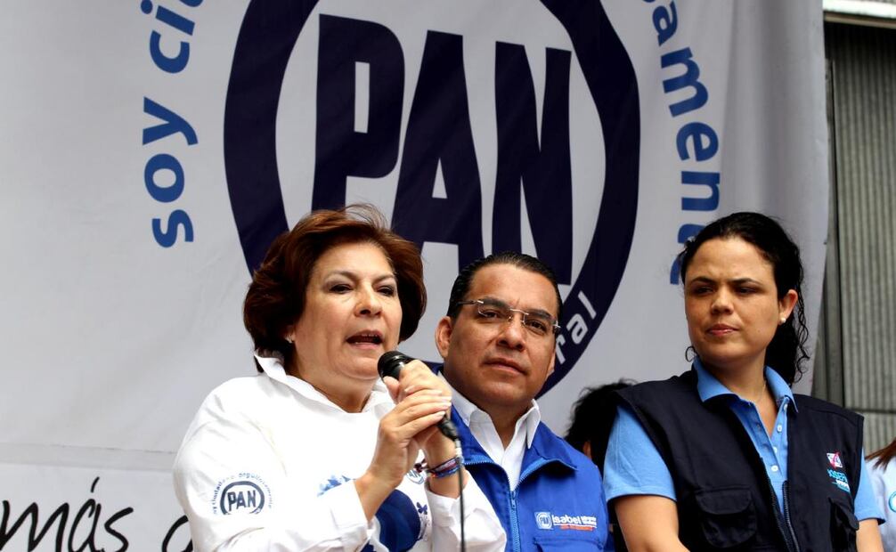 Isabel Miranda de Wallace cuando era candidata del PAN a la Jefatura de Gobierno del Distrito Federal, durante un acto proselitista en la Glorieta de la Palma sobre Paseo de la Reforma. En la imagen la acompañan Juan Dueñas Morales entonces presidente del PAN capitalino y Mariana Gómez del Campo. Foto: Archivo/ EL UNIVERSAL