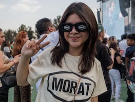 Lentes oscuros, sombreros coloridos y pop: así sobrevive el público a los primeros rayos del Tecate Emblema