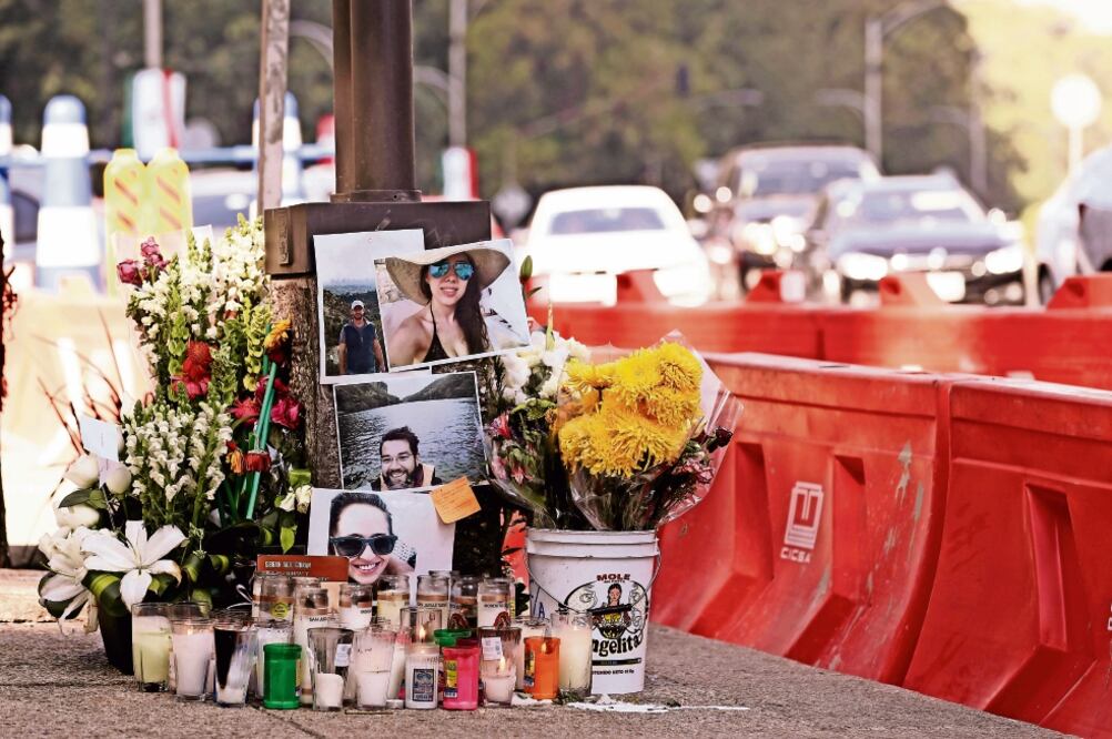 En el lugar del accidente colocaron fotos de los fallecidos entre arreglos florales, veladoras, rosarios y demás muestras de cariño (ALEJANDRO ACOSTA. EL UNIVERSAL)