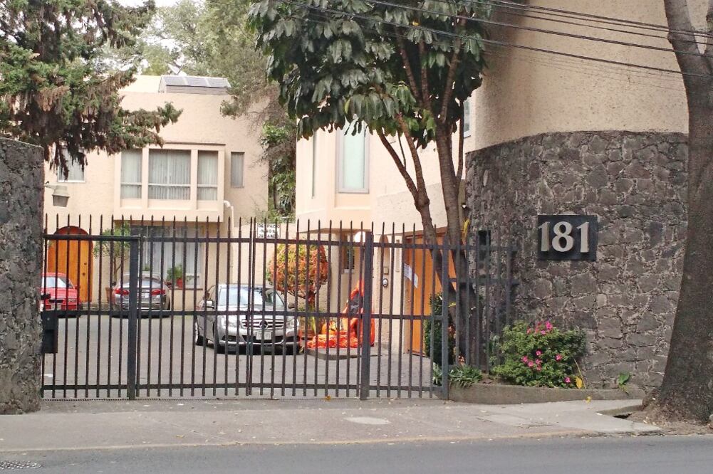 La Procuraduría capitalina continúa con las investigaciones en torno a este multihomicidio en una residencia localizada en la avenida San Jerónimo, en la colonia Loreto y Campamento, delegación Álvaro Obregón (FANNY RUIZ. EL UNIVERSAL)