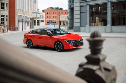 Nissan Sentra 2026: así se actualiza el sedán japonés