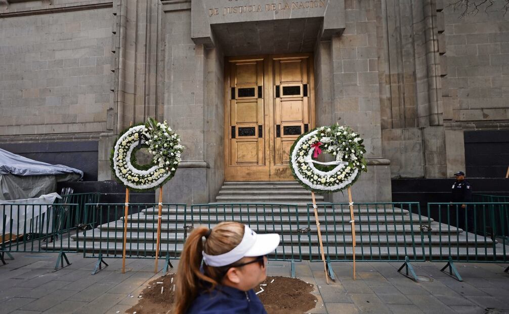 En la entrada principal de la Suprema Corte de Justicia de la Nación fueron colocadas dos coronas fúnebres con la leyenda “RIP al Poder Judicial”. Foto: Diego Simón / EL UNIVERSAL
