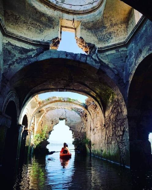 Explora un antiguo templo hundido a bordo de un kayak