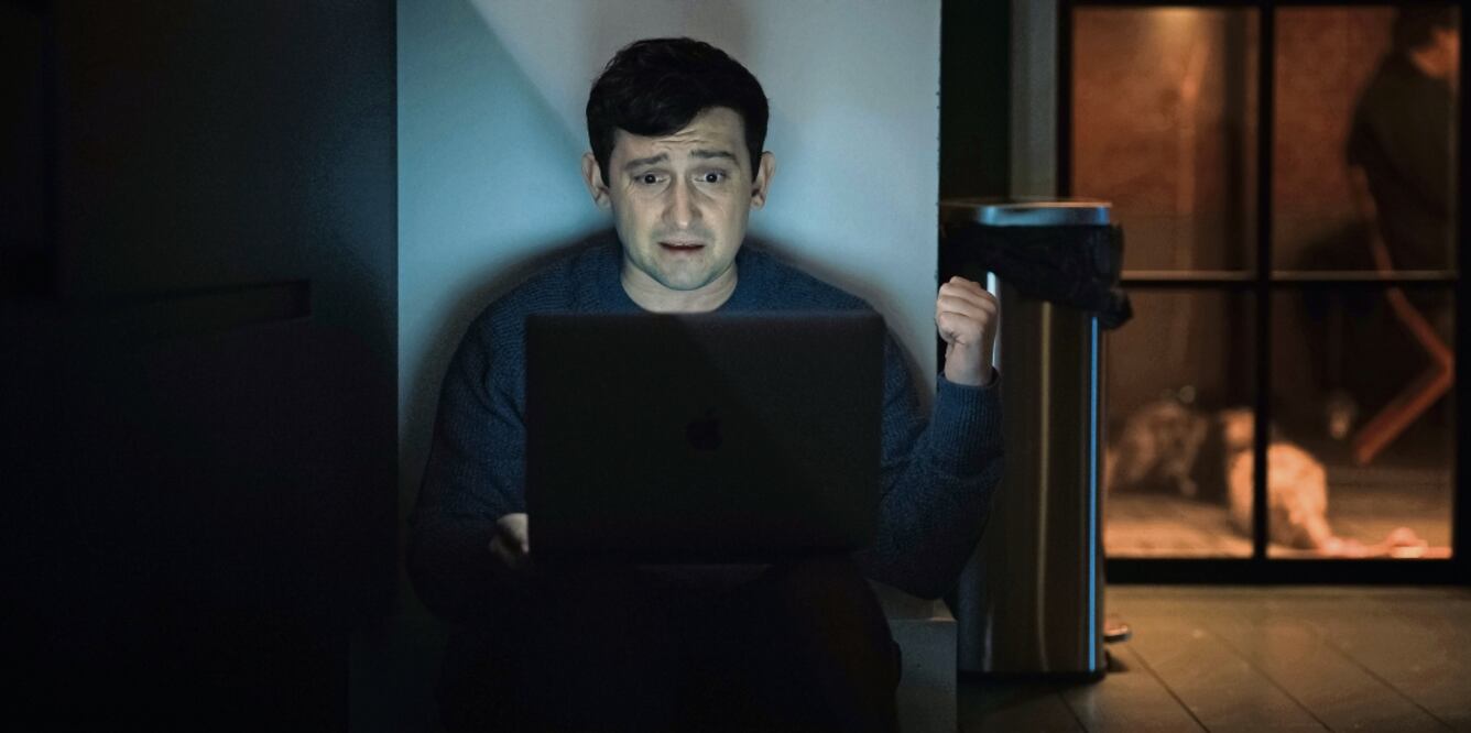 Los personajes de esta serie transforman su personalidad en medio de la noche, a través de las redes. Foto: Apple Tv