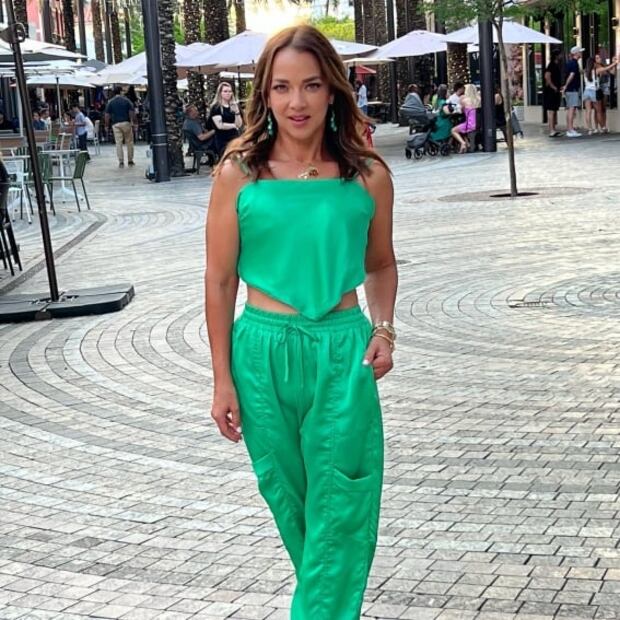 Descubre 3 outfits de Adamari López infalibles para mujeres chaparritas