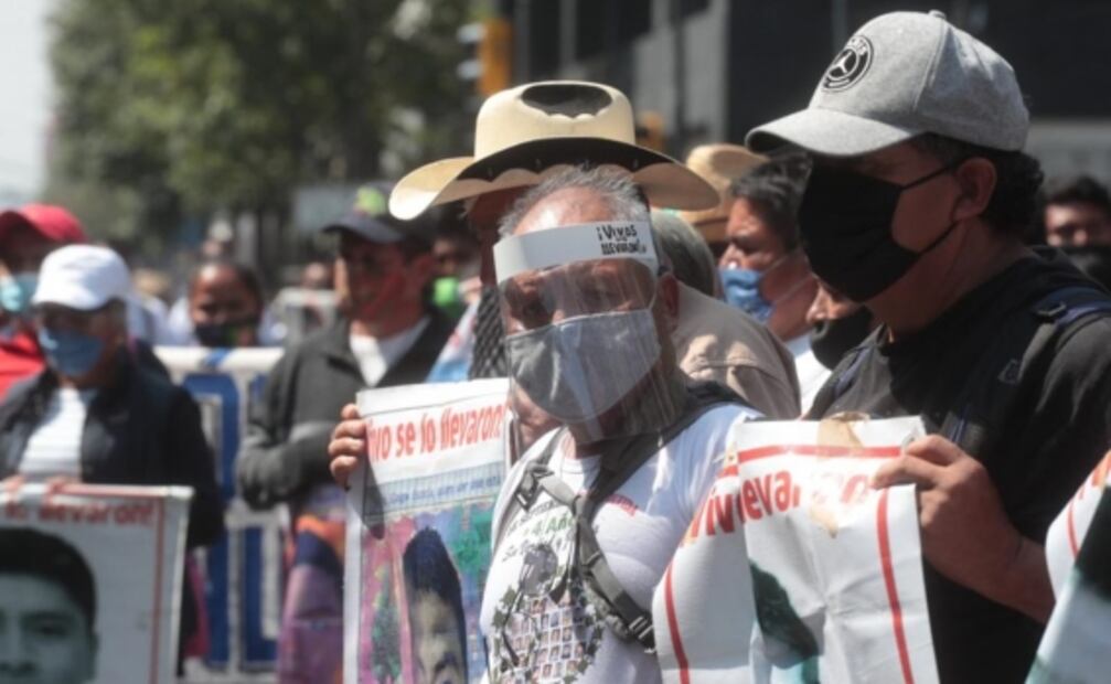 Padres de normalistas de Ayotzinapa inician movilizaciones por 6 años de desaparición
