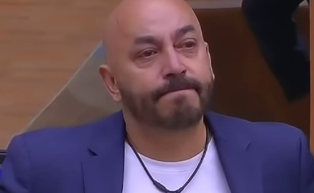 Entre lágrimas, el cantante abandonó la competencia. Foto: Captura de pantalla.