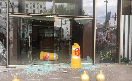 Encapuchados causan disturbios en la marcha por los 43 normalistas de Ayotzinapa