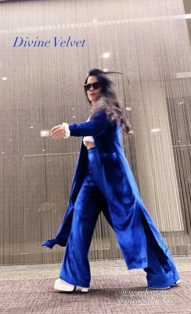 Martha Debayle y su conjunto oversize de terciopelo azul 