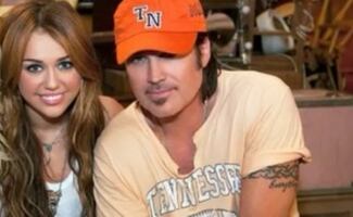 Padre de Miley Cyrus responde legalmente a mujer que afirma ser la madre biológica de la cantante