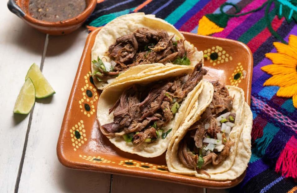La barbacoa es uno de los platillos más representativos de la gastronomía mexicana. Fuente: Freepik.
