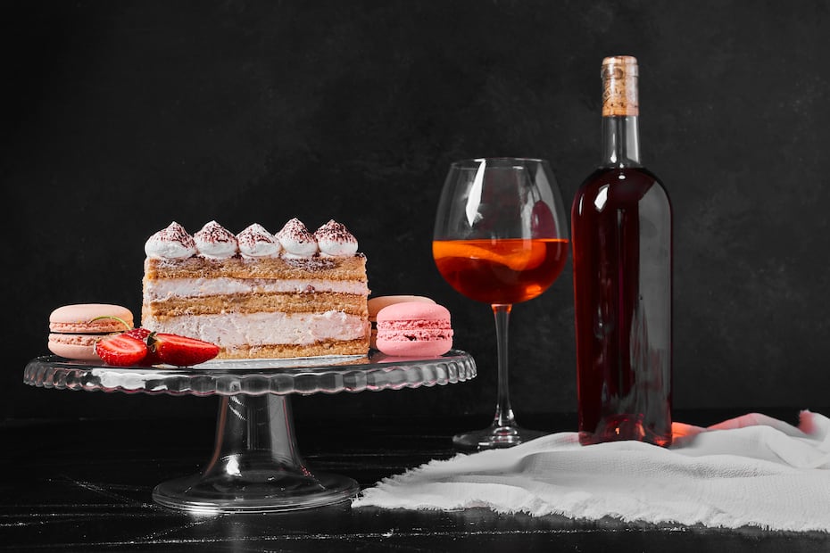 Una copa de vino de postre realza sabores dulces después de la comida. Foto: Freepik