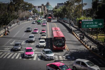 Este martes 2 de abril no circulan autos con engomado rosa