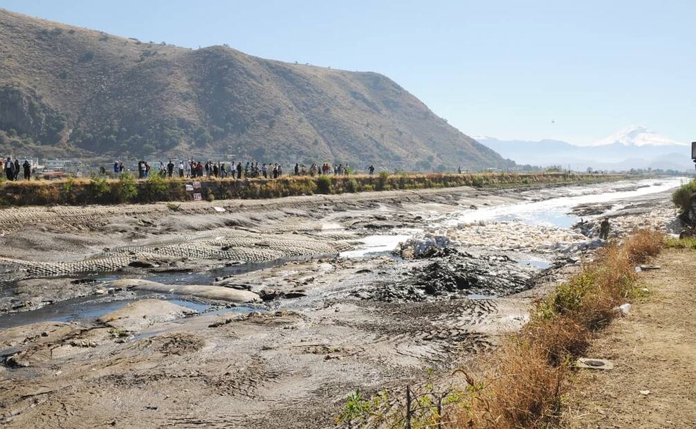 Labores para reparar una fractura en el Canal de la Compañía, 2010. En el siglo XIX, la zona alrededor del Lago de Chalco tenía varias vías de transporte, con canoas o embarcaciones a vapor traídas por los hermanos Noriega, así como una línea de ferrocarril que corría desde Amecameca. Foto: ESPECIAL.