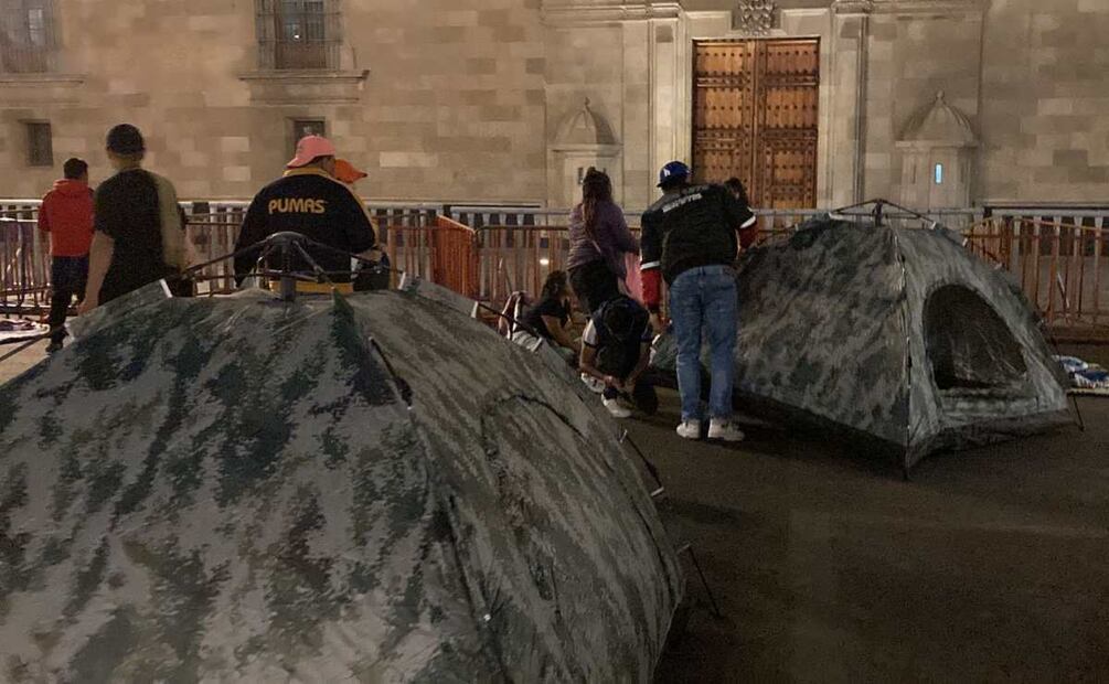 Integrantes de la caravana ciudadana de Acapulco, instalan campamento frente a Palacio Nacional. Foto: Gaspar Betancourt. EL UNIVERSAL