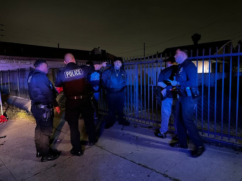 Agentes del Departamento de la Policía de Los Ángeles arrestan a conductores implicados en carreras de coches ilegales, en el barrio Watts. Foto: EFE