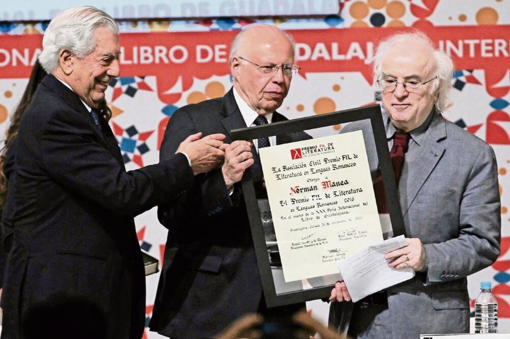 El secretario de Salud, José Narro, entregó el Premio FIL de Literatura en Lenguas Romances a Norman Manea, en presencia del escritor Mario Vargas Llosa (ULISES RUIZ. EFE)