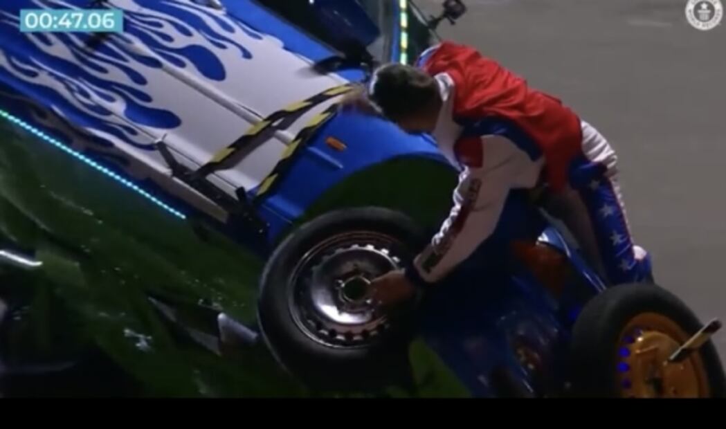 Video: Récord Guinness por cambiar llanta de auto en movimiento 