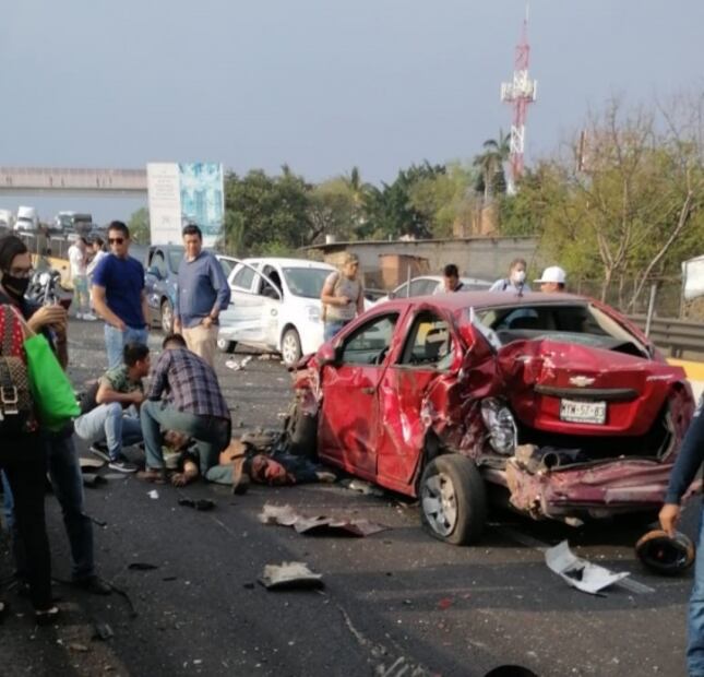 Pipa de gas se queda sin frenos y embiste varios autos en Morelos; hay 10 heridos